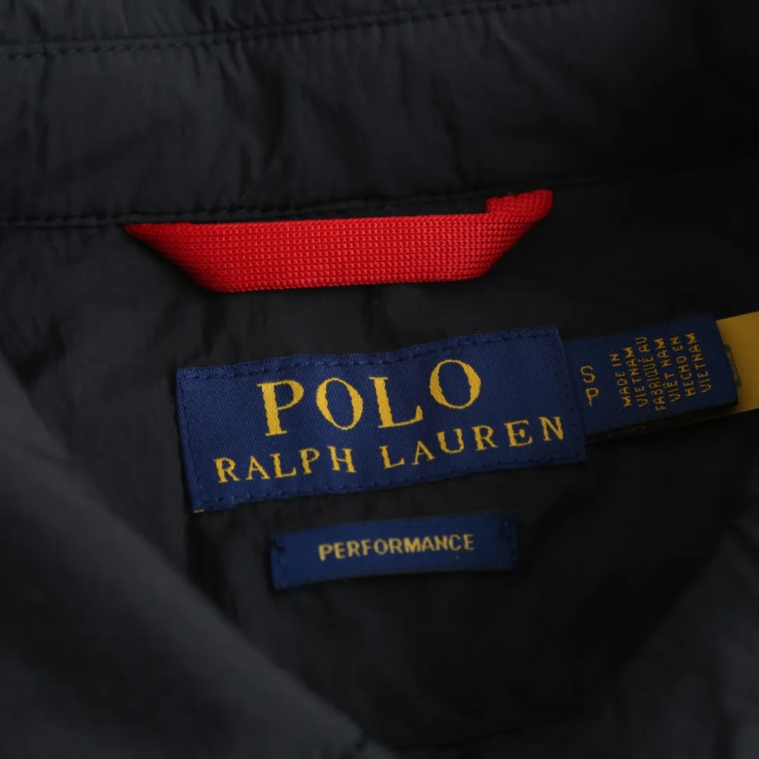 🅿️680 Ralph Lauren pony embroidered light cotton jacket. The fabric is made of high-density nylon taffeta fabric, which combines pragmatism and classic texture. The density is about 210T-300T, the surface is smooth and slightly matte, it has excellent windproof and waterproof performance (with DWR water-repellent treatment), it has strong wrinkle resistance and is easy to care for, which is in line with the positioning of American casual "durable and practical". Classic dark black, using vat dyeing process (dye penetrates into the fiber), the color fastness reaches ISO level 4 or above, preventing fading or color transfer after washing. The lining is made of light cotton-polyester blended fabric (65% Polyester + 35% Cotton) to reduce the friction between the fabric and the inner clothing and improve the smoothness of wearing; the blended material has both breathability and durability to avoid the stuffy feeling of pure nylon lining. The style is a loose fit of the classic Coach Jacket, with slightly dropped shoulder lines (shoulder width is 1-2cm wider than the standard fit). The length reaches the hips, and the sleeves are slightly tapered straight sleeves, taking into account both freedom of movement and casual style. The Polo horse logo on the left chest is flat satin stitch embroidered (satin embroidery), embroidery thread: 100% polyester high color fastness embroidery thread (the color number is consistent with the brand’s standard red color card), the stitch density is 12-15 stitches/cm, the outline of the horse logo is clear, and the details of the rider and horse are burr-free. The embroidery is positioned accurately through the template (12cm from the bottom of the neckline and 8cm from the placket) to ensure left-right symmetry and centering. The seams of the body are made of double-needle flat seams (needle pitch 3cm/10 needles), the stitches are flat and straight, the stitching color is dark black (the same color as the fabric), and the stitch width is 0.5cm, which enhances firmness while forming simple decorative lines. The front placket is spliced ​​with the body. The placket is made of double-layer folding + flat seam splicing. The thickness is about 0.3cm to ensure that the buttons are not easily deformed when fixed. The edges of the placket are cut with a hot knife to avoid burrs. The armholes where the sleeves and body are joined are made with round-head keyhole machine seams + flat seams. After the splicing, the armholes have a natural curvature and no sense of tightness during movement. The height of the sleeves is about 8-10cm, which is in line with the loose characteristics of casual jackets. The main buttons are made of black urea resin buttons with a matte surface. The buttonholes are hand-made keyholes (6 strands of cotton thread, keyhole density of 8 stitches/mm), and the edges of the eyelets are smooth and without burrs. The first button on the neckline is a hidden button (diameter 12mm), which prevents the neckline from opening and improves the neatness of wearing. Size:S-M-L-XL